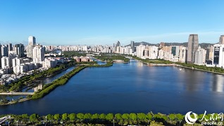 蓝天白云下，厦门筼筜湖水清岸绿。人民网记者 陈博摄