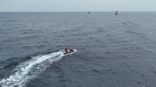 4月23日，中越海警开展海上联合搜救演练，模拟营救落水人员。（中国海警供图）