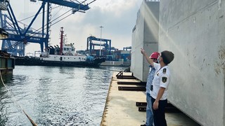 海事执法人员现场督促船舶落实防台措施