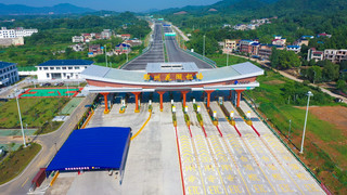 6月13日，湖北省首条智慧高速——花湖机场高速平坦如砥。通车一年多来，该路借助运营“大脑”+安全“云眼”+“自助”通行三大“法宝”，成为亚洲最大的货运机场“公空联运”人流、物流大通道。卢家国摄