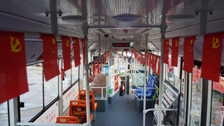 71路“初心号”红色专线公交车内景。王晓梅摄