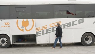 智利圣地亚哥，维维佩拉公司工程师正在查看金龙新能源公交车。人民网记者 张若涵摄