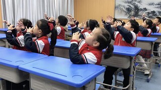 吴辉老师课上《号手与鼓手》的律动教学。受访者本人供图