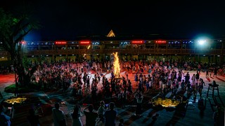 2 图为荔波古镇游客正参与篝火晚会。图片由荔波县委宣传部提供