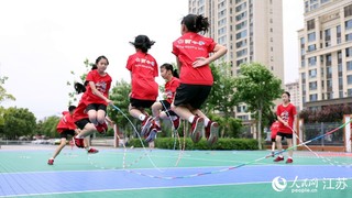 白蒲小学花样跳绳队正在练习花样跳绳。 人民网 余乐摄