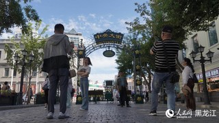 市民、游客在中央大街打卡拍照。人民网 徐成龙 摄 