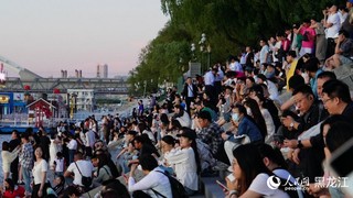松花江畔凉爽宜人。 人民网 徐成龙摄