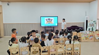 5、仁怀市盐津街道中心幼儿园里学生正在学习知识。