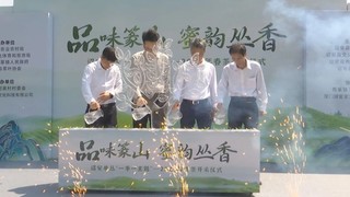 诏安县委副书记张宸珲、副县长杨俊乾与秀篆镇、县茶叶协会负责人共同完成“水润茶苗”浇筑仪式