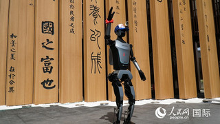 全新一代人形机器人“Walker 行者”将为中国馆观众提供智能导览服务。人民网 蒋晓辰摄