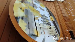 中国馆内展示的以“二十四节气”为主题的大型多媒体动态影像。人民网 蒋晓辰摄