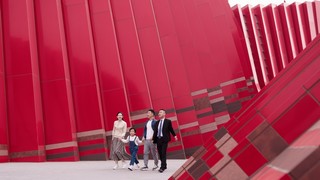 小车小团带着游客游览红飘带。图片由贵州旅游集团提供