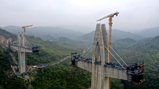 瓮马铁路湘江特大桥索塔全部施工完成。.jpg