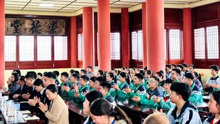 通过嘉宾有趣的分享，台下响起阵阵掌声（刁苓沙 摄）.jpg
