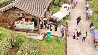 图为：排队称茶的热烈场面.jpg