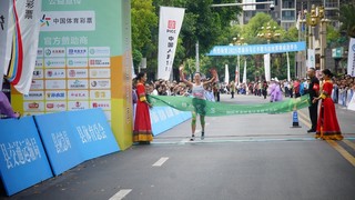 女子组第一位冲刺终点选手。（阮进勇 摄）.jpg