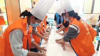 在贵州黔西市水西中等职业学校美发班的培训现场，学员们学习厨艺。