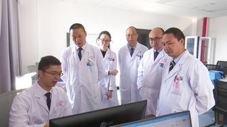 黄永业正和医生们讨论疑难病例。