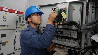 李波带领班员在变电站开展设备巡检运维工作。