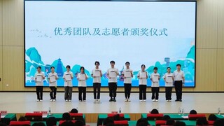 群医学试点项目优秀“小青卫”志愿者颁奖仪式。