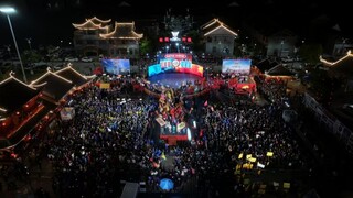 航拍村晚舞台。龙元彬摄