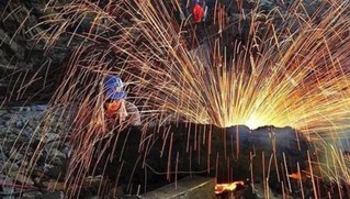 中国经济半年报｜当钢铁煤炭卖不过土豆白菜，拆炉子关煤矿为何还这么难？