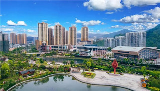 万山区城区一角。