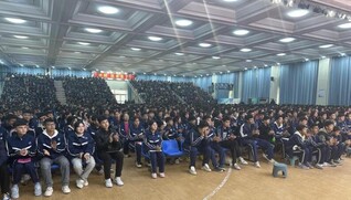皮山县高级中学的学子们认真聆听讲座。戴玉胜 摄