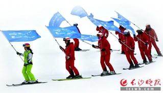 湘江欢乐城欢乐雪域里的滑雪者。王志伟 摄