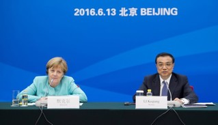 6月13日，国务院总理李克强与德国总理默克尔在北京人民大会堂共同出席中德经济顾问委员会座谈会，并同与会的中德两国经济界代表座谈交流。