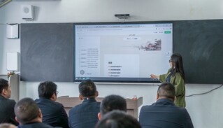 3月25日，贵州省石阡县困牛山红军学校举行希沃人工智能教育应用示范教室交付仪式暨教师AI数字素养进阶培训活动。