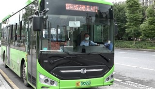 新能源公交车。