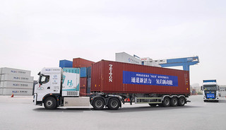 活动现场，10辆氢能重卡从陆海新通道重庆无水港出发。曾英豪摄