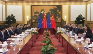 7月12日，国务院总理李克强在北京人民大会堂同欧洲理事会主席图斯克、欧盟委员会主席容克共同主持第十八次中国欧盟领导人会晤。新华社记者 谢环驰 摄
