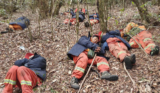 和山火搏斗数小时后，他们就地而睡。文山州消防救援支队供图