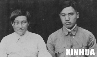 图为1938年唐树林（左）在延安的结婚照。 新华社发