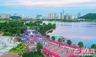 　　傍晚的西湖文化园，市民们纷纷走出家门在湖边散步纳凉。