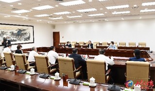 9月7日，自治区党委书记孙绍骋与各民主党派区委会、自治区工商联新一届领导班子负责同志进行座谈交流。内蒙古日报社融媒体记者袁永红摄