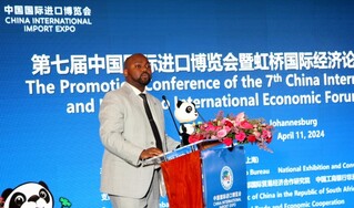 标准银行集团企业与商业银行部国际贸易总经理武巴致辞。（图片来源：中国国际进口博览会官微）