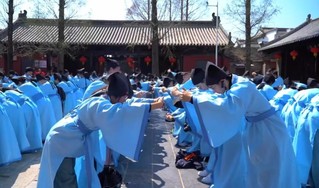 合肥一中的孩子们到寿州孔庙开展研学。寿县融媒体中心供图