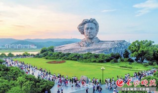 在橘子洲景区，游客们自觉爱护环境设施，以实际行动守护景区“高颜值”。　长沙晚报全媒体记者 邹麟 摄