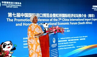 南非贸易、工业和竞争部出口促进司副总司长马塔博格致辞。（图片来源：中国国际进口博览会官微）