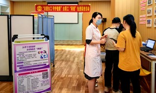 走进企业开展“关爱女工”免费两癌筛查服务。海沧区妇幼保健院供图