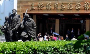 游客在河南省兰考县焦裕禄同志纪念馆参观（2014年5月4日摄）。 新华社记者 朱祥 摄