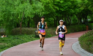 在公园奔跑。王印摄