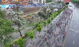 选手们沿着城区奔跑。王印摄