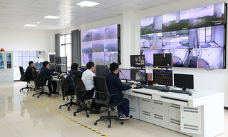 工作人员正在升压站调控室细致地工作。陈桂良摄