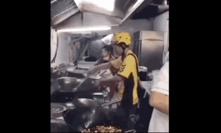 进后厨炒菜外卖小哥:并非因炒菜被辞 系正常离职