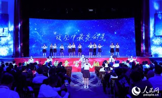 厦门六中合唱团演唱歌曲《夜空中最亮的星》。人民网 陈永整摄