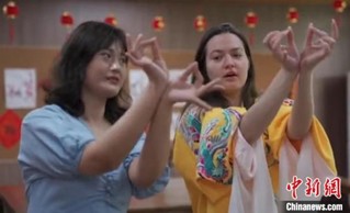 高校教师弘扬传统文化十余年留学生：中文不利索也能唱戏曲